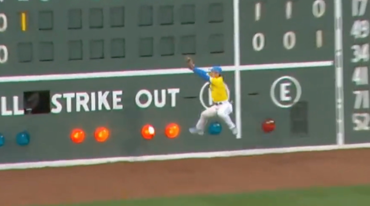 Red Sox's Masataka Yoshida stunned after fly ball breaks light, gets stuck  in Fenway Park scoreboard