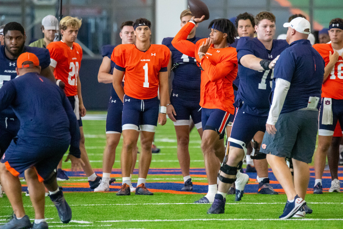 Robby Ashford and Payton Thorne at Auburn football practice - Eric Starling/Auburn Daily