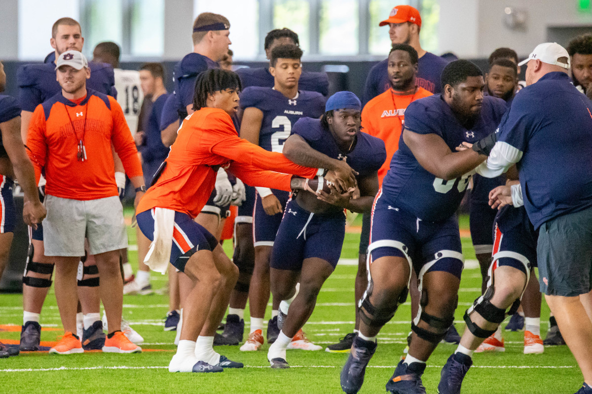 Robby Ashford and Damari Alston at Auburn football practice - Eric Starling/Auburn Daily