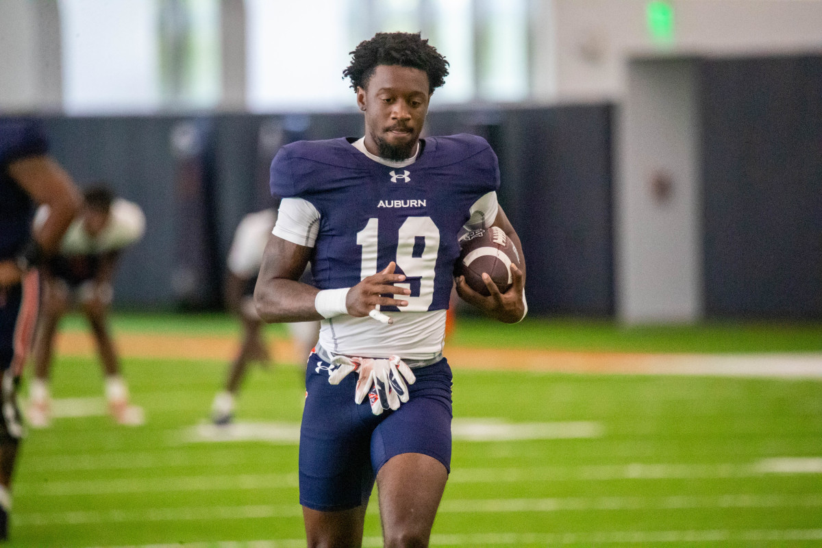 Omari Kelly at Auburn football practice - Eric Starling/Auburn Daily