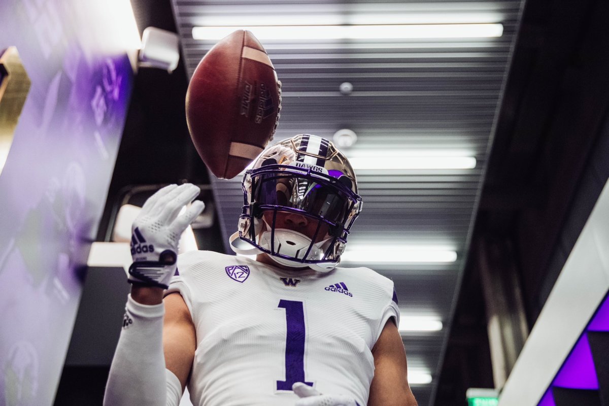 WASHINGTON HUSKIES NCAA Authentic GAMEDAY Football Helmet w/ OAKLEY Eye  Shield