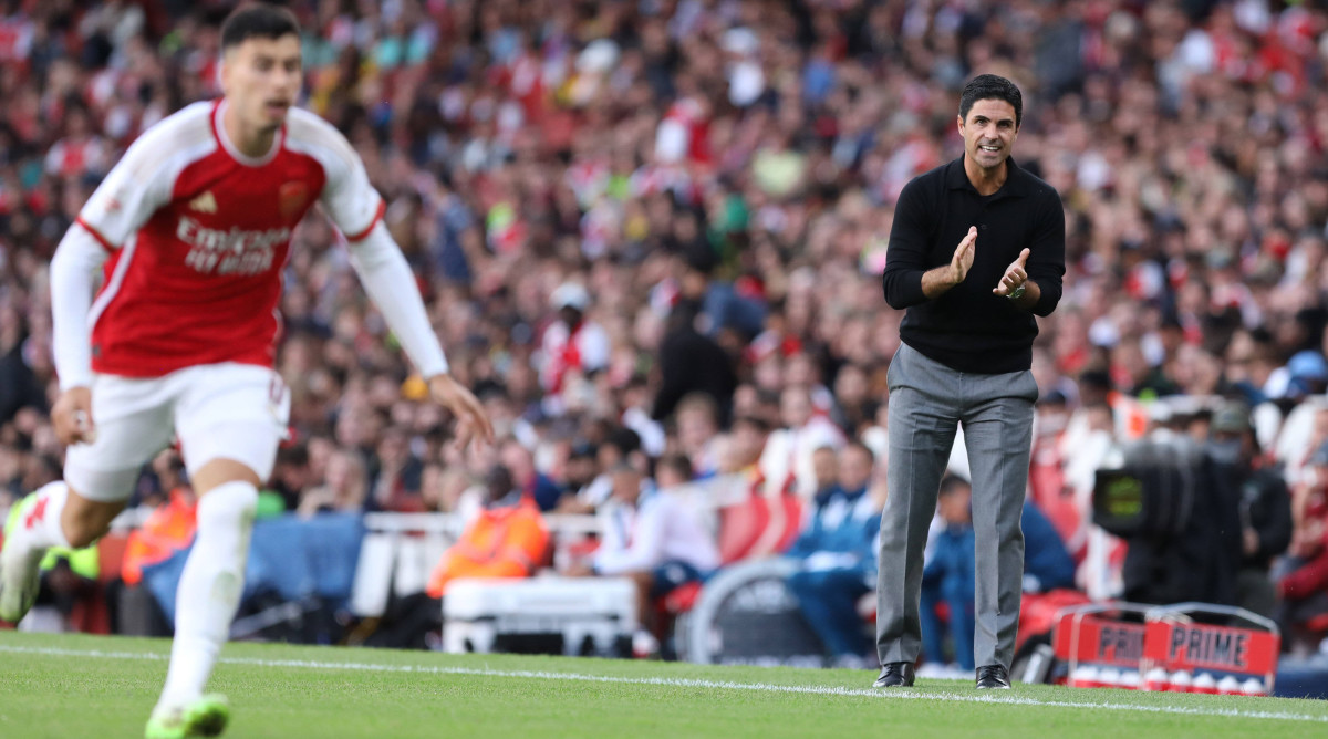 Mikel Arteta coaching Arsenal