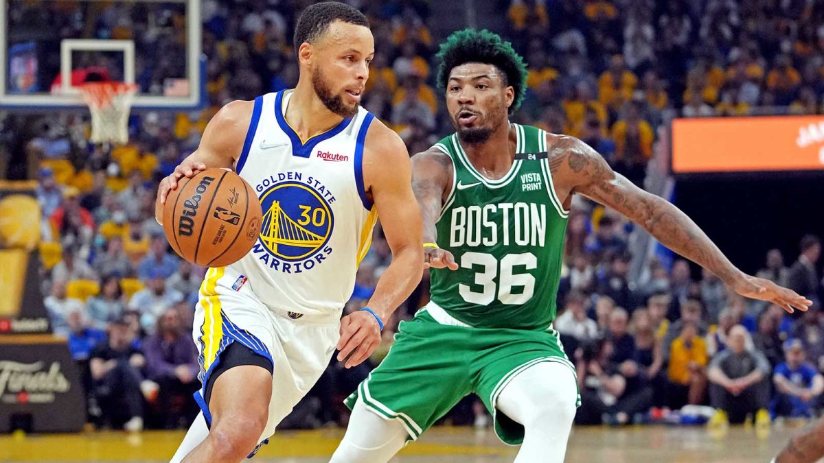 Golden State Warriors guard Stephen Curry (30) drives to the basket against Boston Celtics guard Marcus Smart (36) during the first quarter during game two of the 2022 NBA Finals at Chase Center.