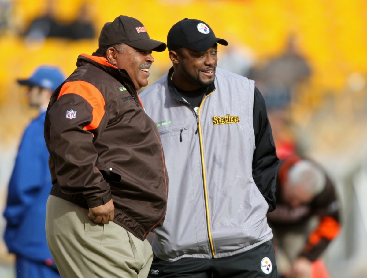 Cleveland, Ohio, USA. 26th Nov, 2006. Cleveland Browns coach Romeo Crennel  during his team's game against the Cincinnati Bengals at Cleveland Browns  Stadium on Nov. 26, 2006 in Cleveland, Ohio. ZUMA Press/Scott