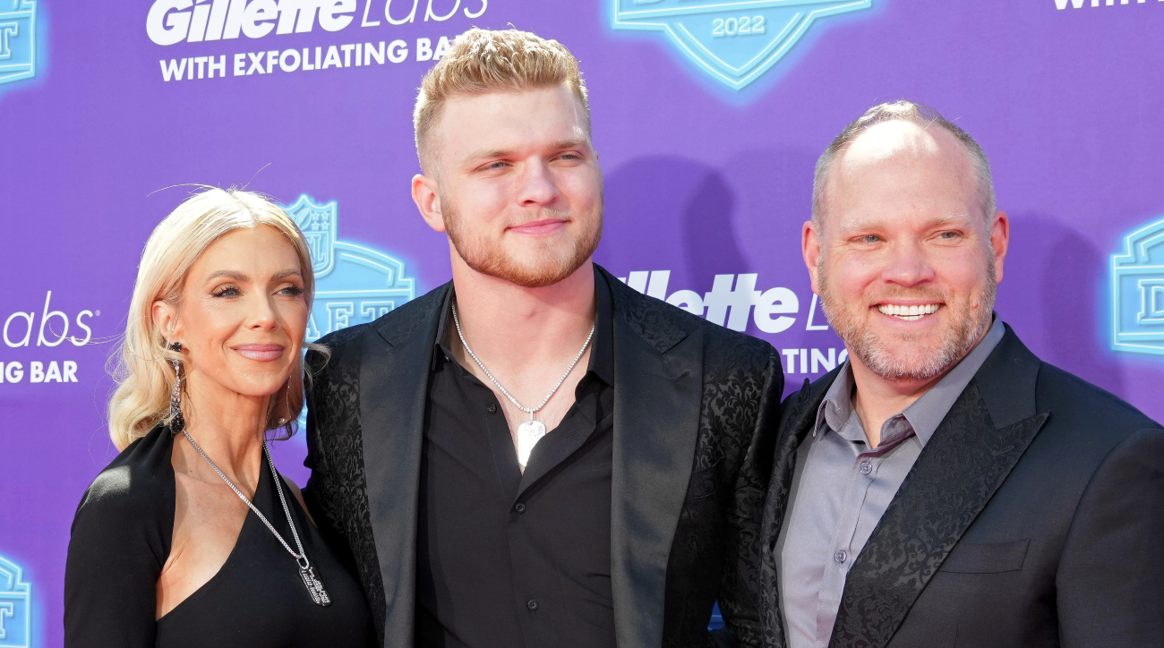 Top NFL Draft Pick Aidan Hutchinson Still Living With His Parents ...