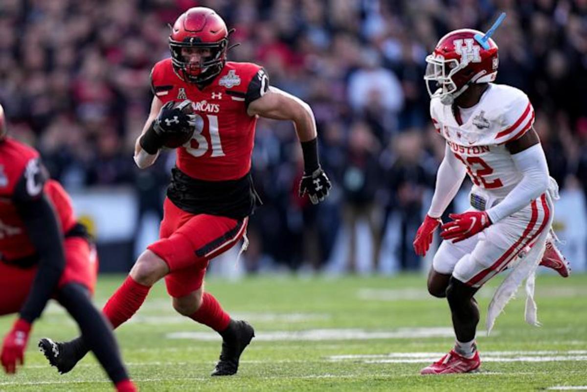 NFL Draft Profile: Coby Bryant, Cornerback, Cincinnati Bearcats - Visit NFL  Draft on Sports Illustrated, the latest news coverage, with rankings for NFL  Draft prospects, College Football, Dynasty and Devy Fantasy Football.