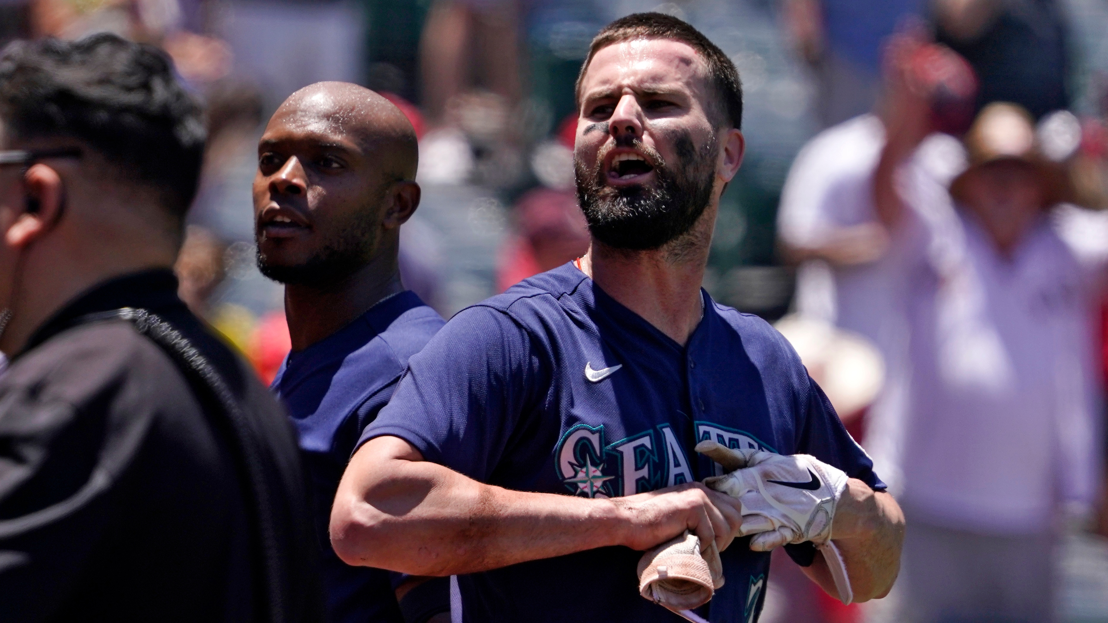 Mariners star Jesse Winker hilariously gets pizza delivered at Angels  stadium after wild brawl