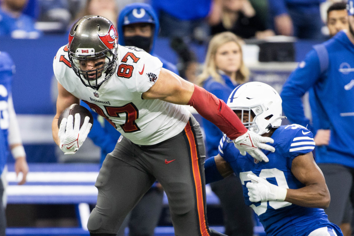 East Rutherford, New Jersey, USA. 2nd Jan, 2022. Tampa Bay Buccaneers tight  end ROB GRONKOWSKI (87) runs for a first down at MetLife Stadium in East  Rutherford New Jersey Tampa Bay New