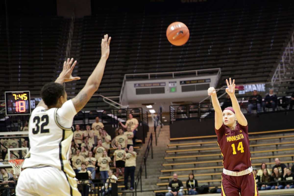 Sara Scalia shoots the ball.