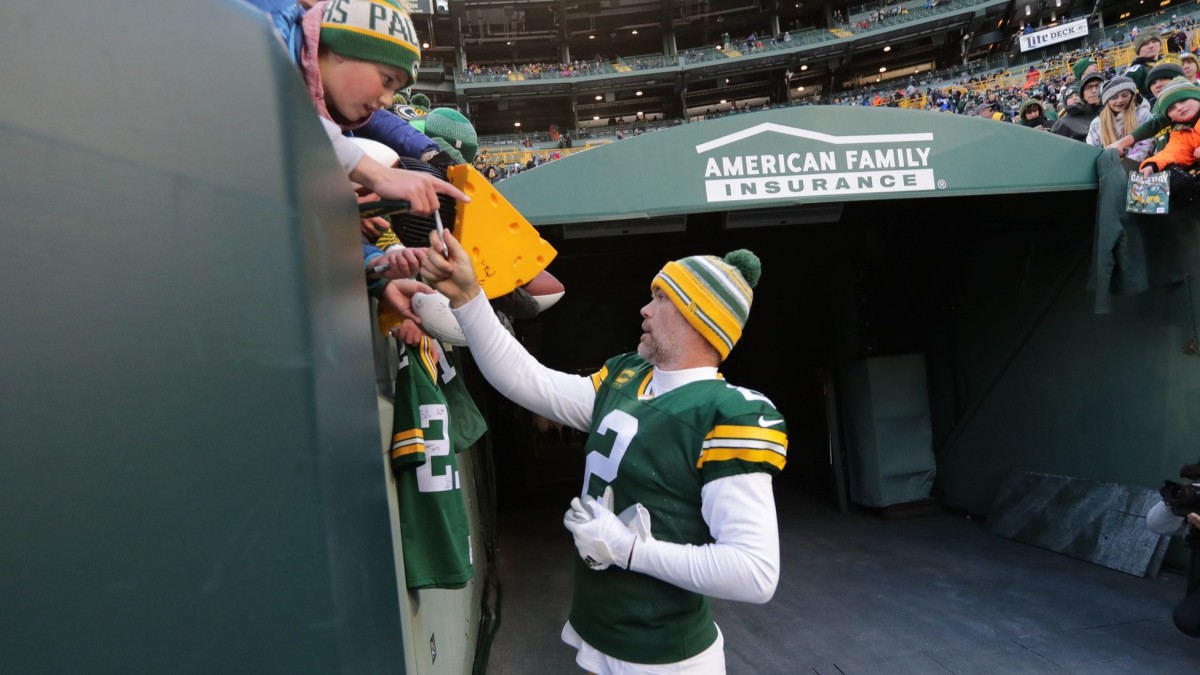 Mason Crosby, Packers teammates go ice fishing, do Hang time Challenge