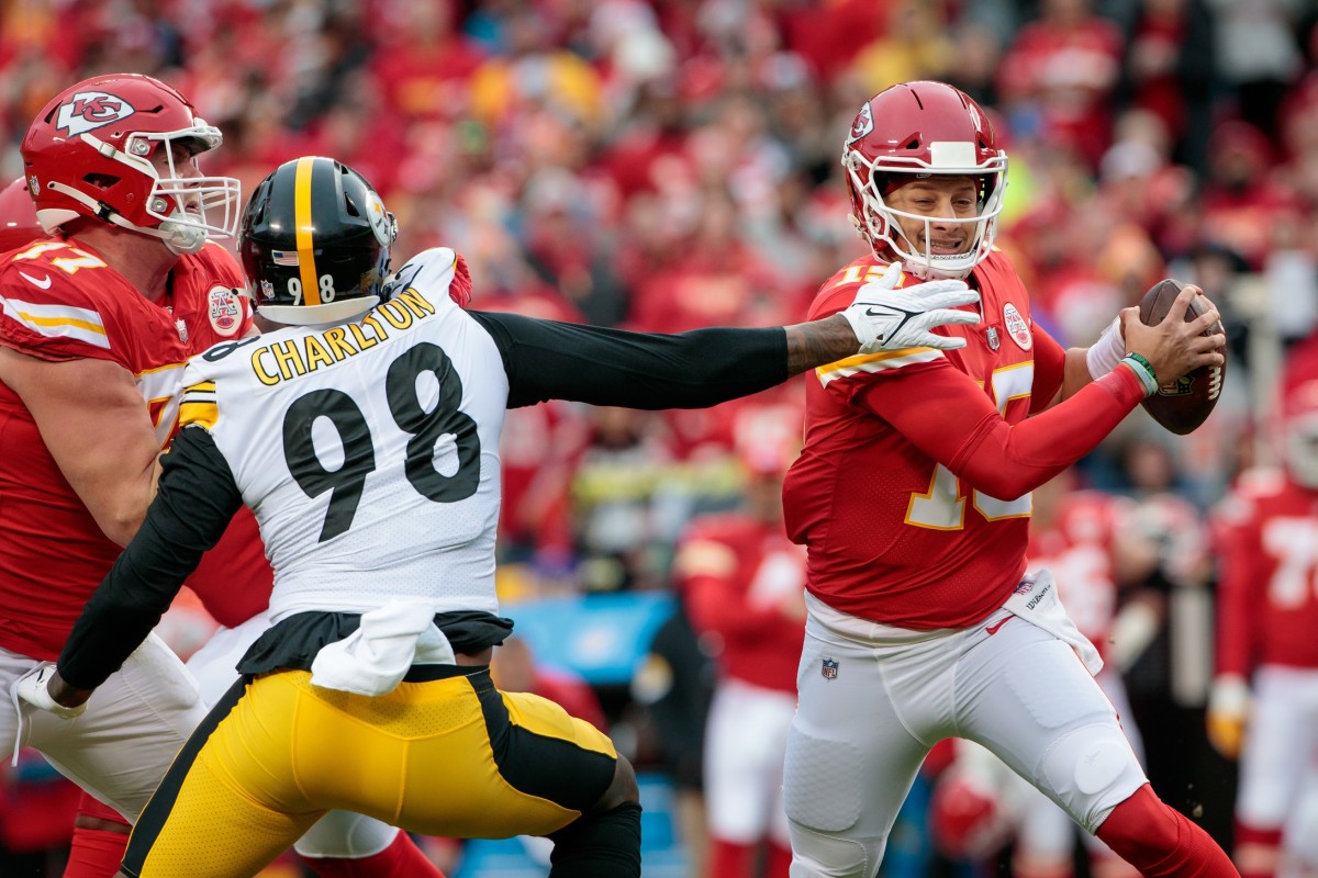 Former Pittsburgh Steelers defensive end Taco Charlton (98) pressures Kansas City Chiefs quarterback Patrick Mahomes (15) as he scrambles. Mandatory Credit: William Purnell-USA TODAY Sports