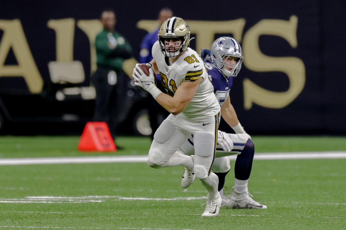 Dallas linebacker Leighton Vander Esch (55) misses a tackle on New Orleans Saints tight end Nick Vannett (81). Mandatory Credit: Stephen Lew-USA TODAY Sports