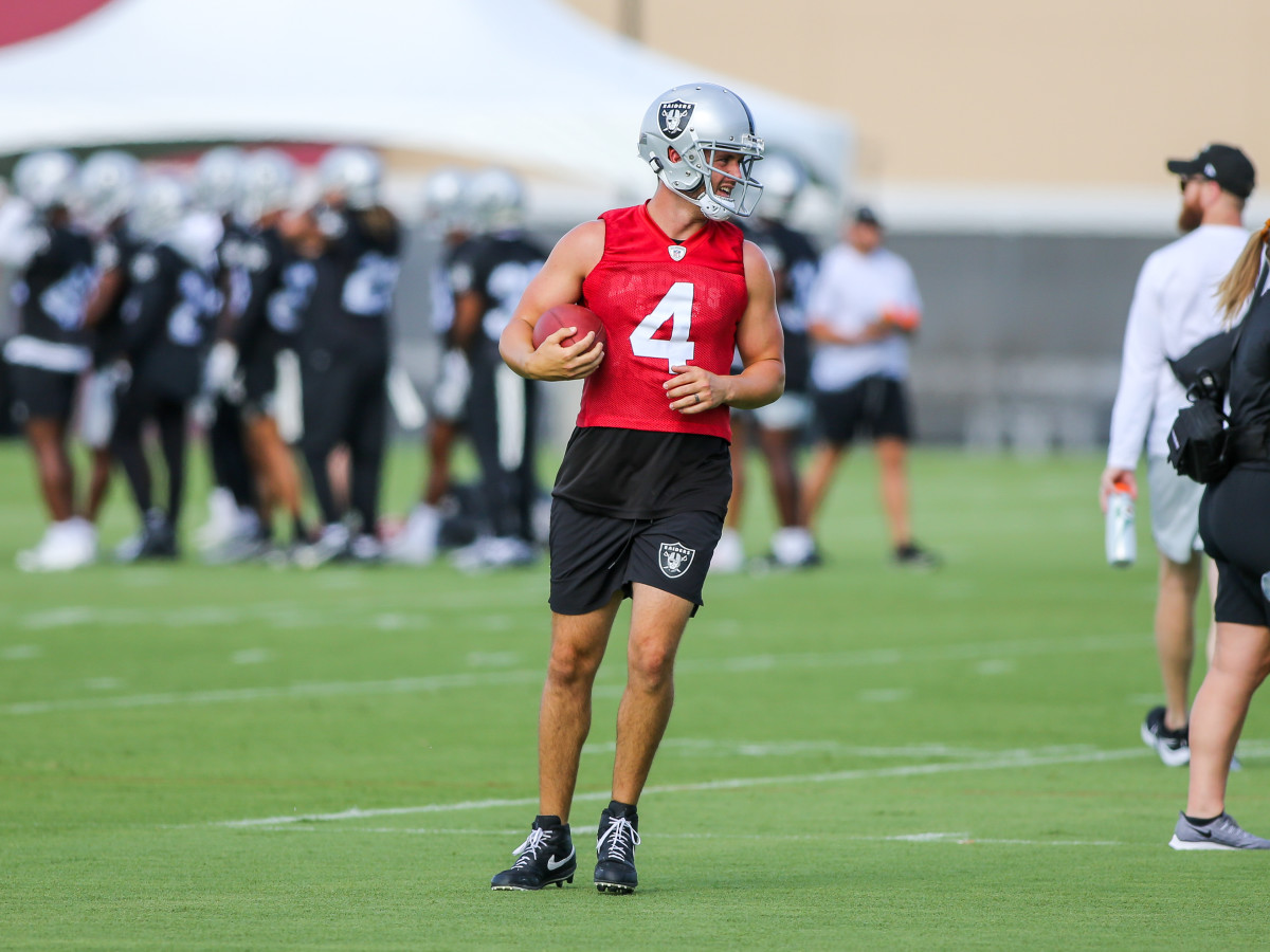 Report: Derek Carr steps away from Raiders to avoid obvious