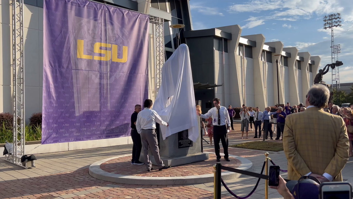 After almost six years in storage, LSU reveals Pete Maravich's statue -  Death Valley Insider