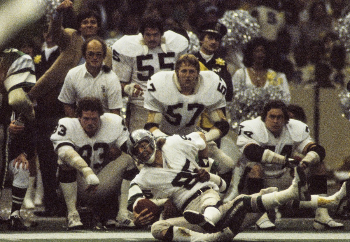 Former Oakland Raiders linebacker Ted Hendricks speaks during a