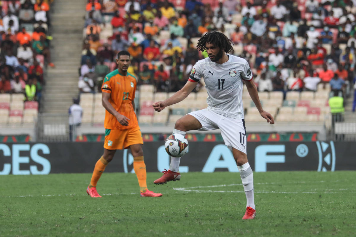 Mohamed Elneny in action for Egypt against Ivory Coast at AFCON 2021