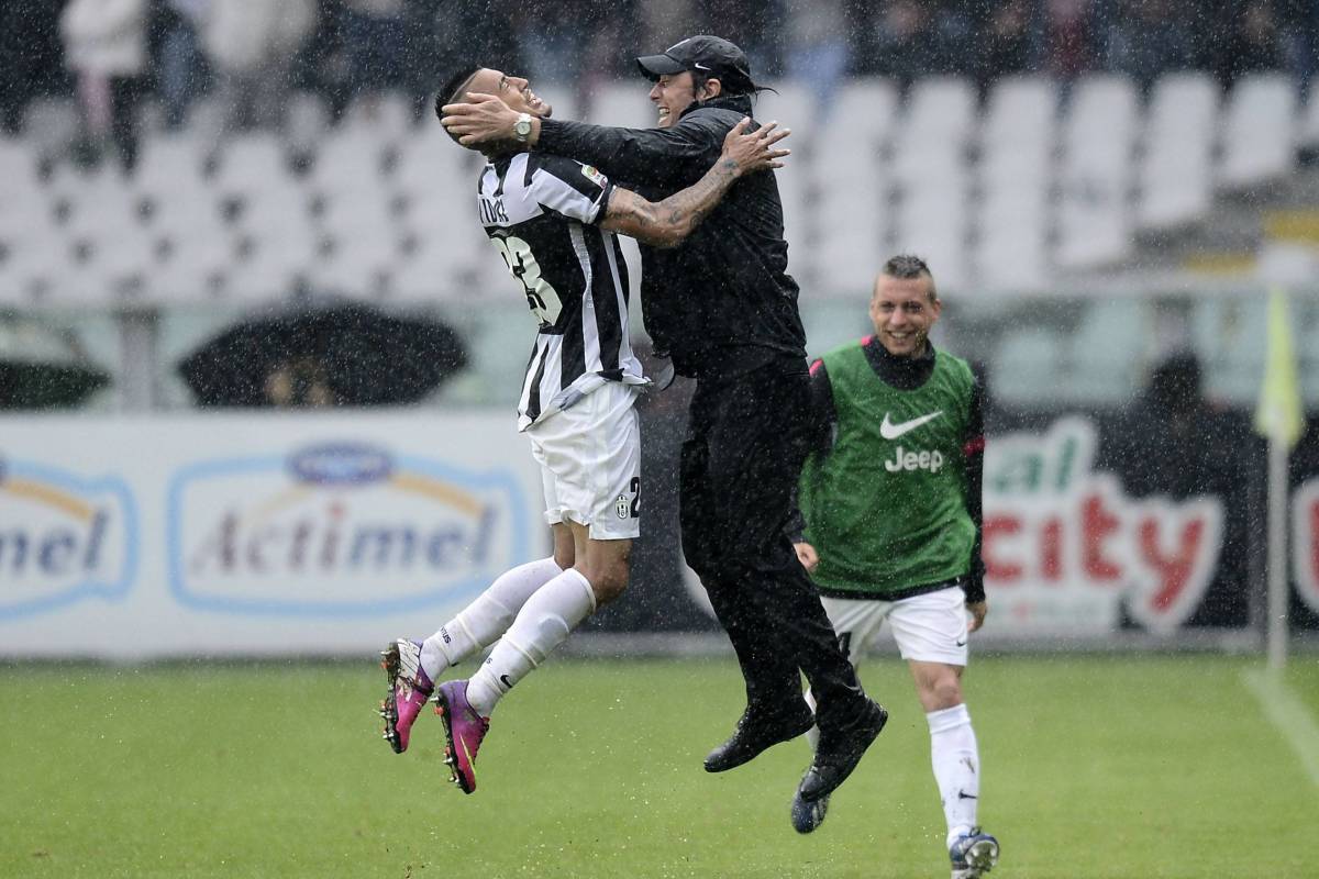 Arturo Vidal celebrates a goal for Juventus with manager Antonio Conte in 2013