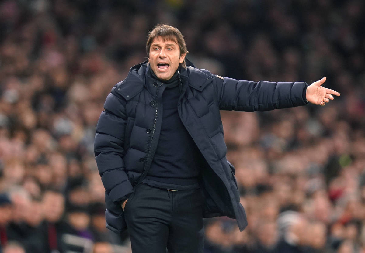 Antonio Conte pictured gesturing to his Tottenham players in February 2022