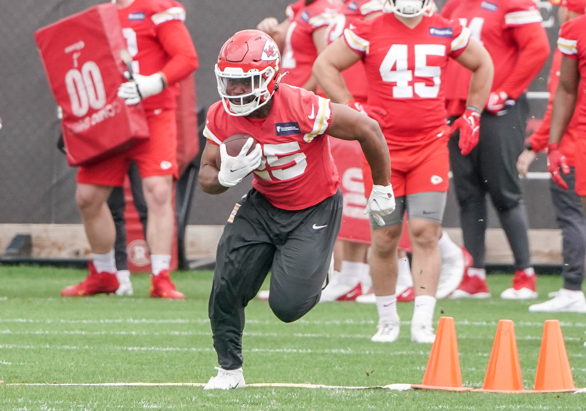 KC Chiefs RB Clyde Edwards-Helaire ‘More Relaxed Than Anything’ In Year ...