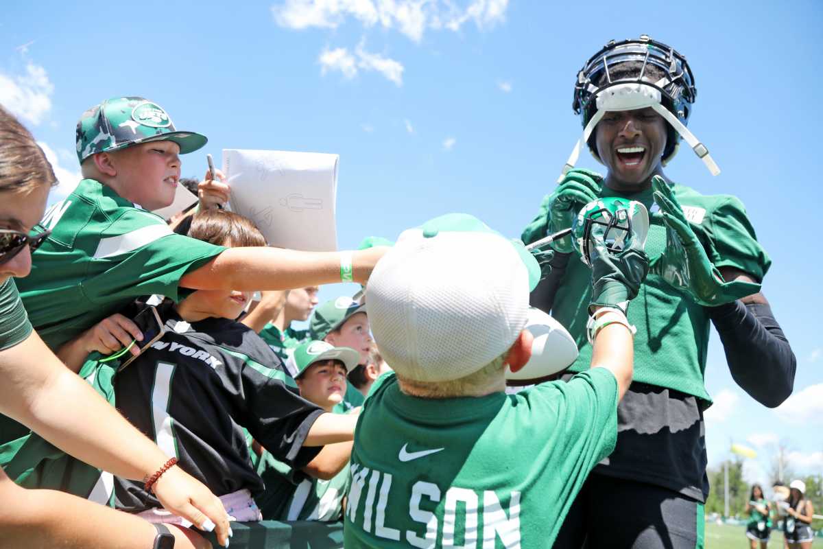 Vance Joseph: Myjai Sanders 'Playing Really Fast' Early in Training Camp -  All Bearcats