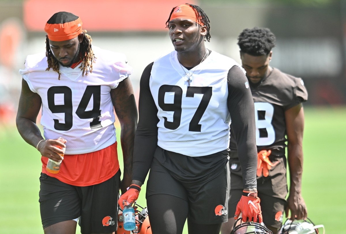 Cleveland Browns defensive end Alex Wright takes part in drills during the  NFL football team's training camp, Tuesday, Aug. 9, 2022, in Berea, Ohio.  (AP Photo/Ron Schwane Stock Photo - Alamy