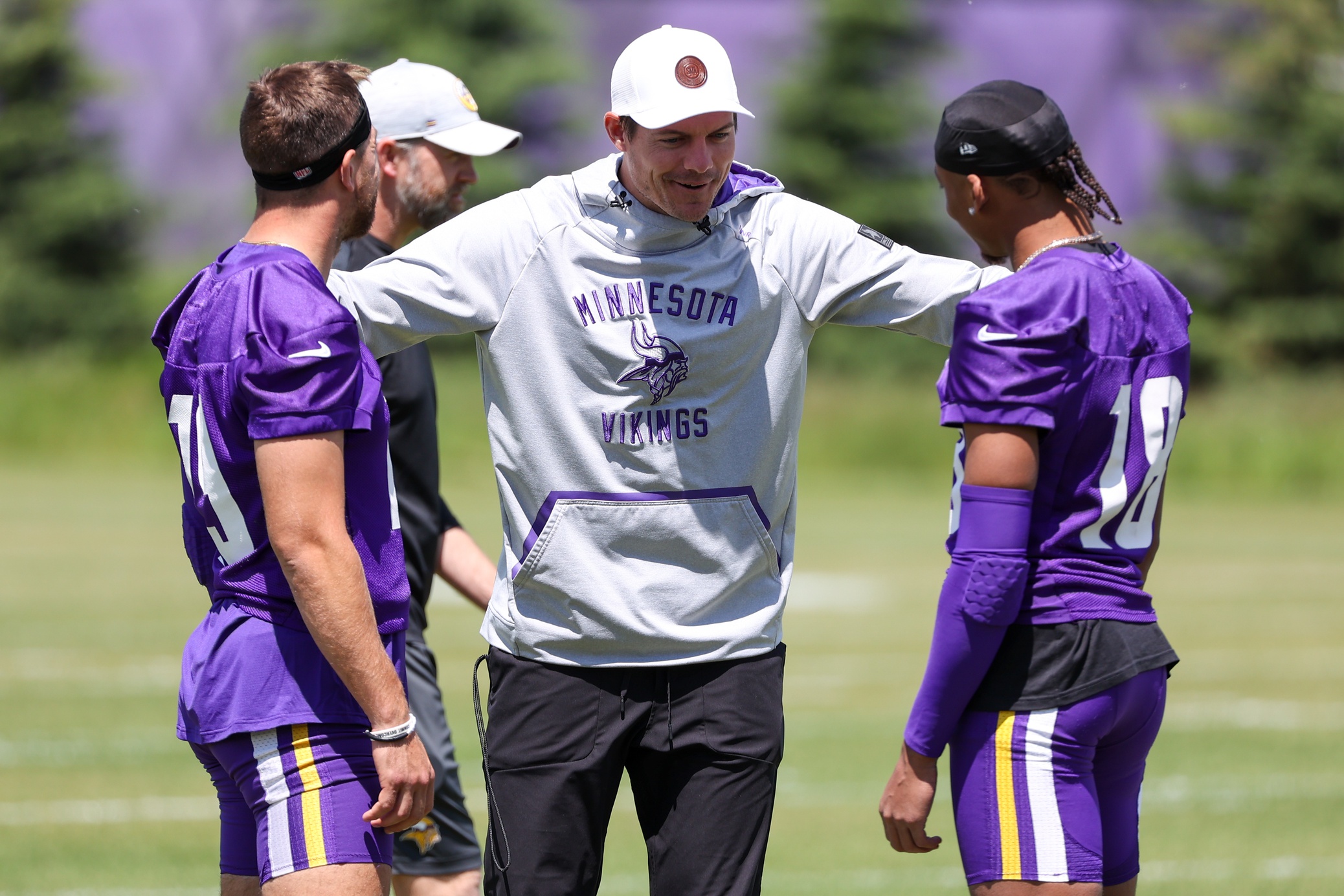 Mike Zimmer shouts out the Vikings offense in postgame speech