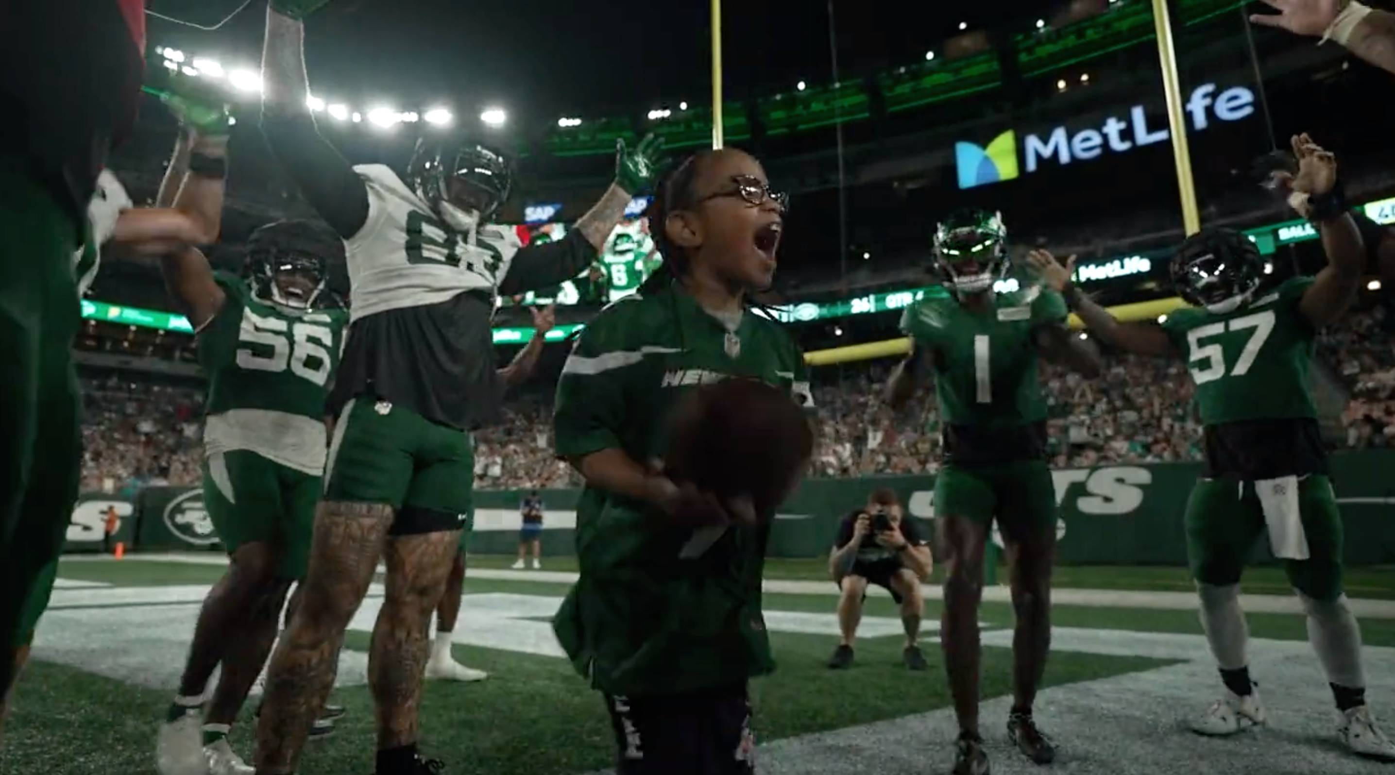 Video Young Jets fan scores touchdown - ABC News