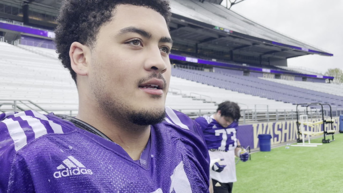 Huskies Make A Point To Get Kalepo, Mele Playing Time On Game Day ...