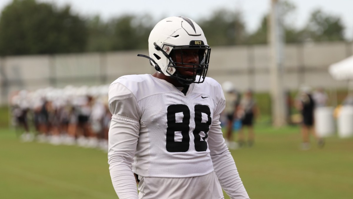 Josh Celiscar Defensive End UCF Knights - photo Aug. 15, 2022