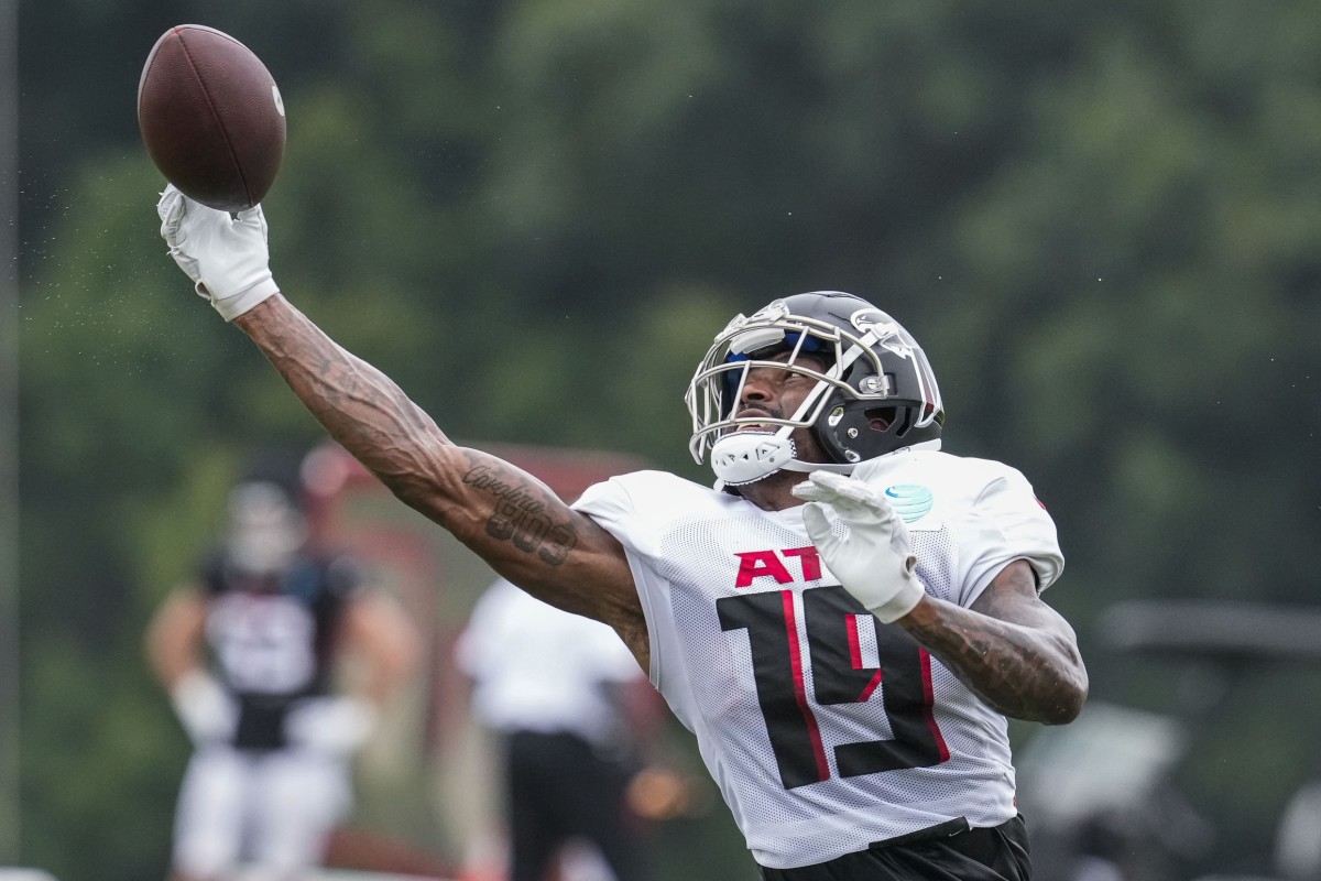 Cincinnati Bengals wide receiver Auden Tate (19) catches a pass