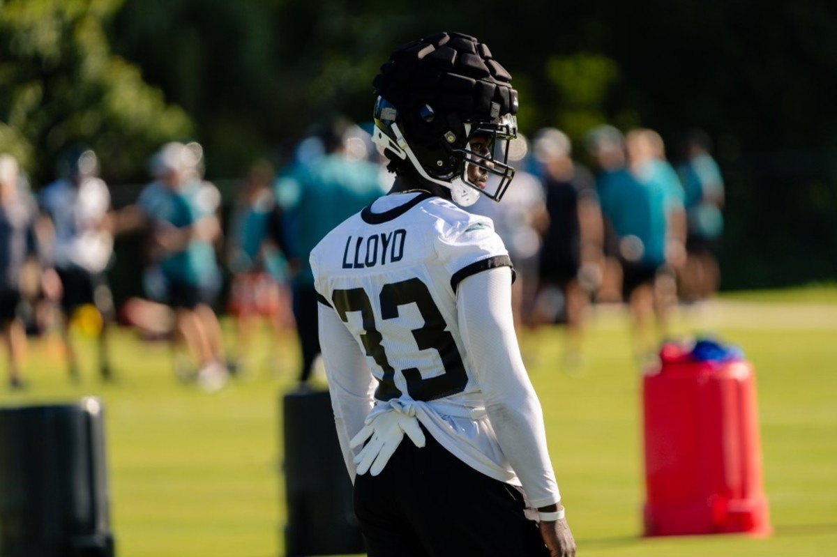 Jacksonville Jaguars linebacker Devin Lloyd (33) defends during their game  against the Tennessee Titans, Sunday, Dec. 11, 2022, in Nashville, Tenn.  (AP Photo/Wade Payne Stock Photo - Alamy