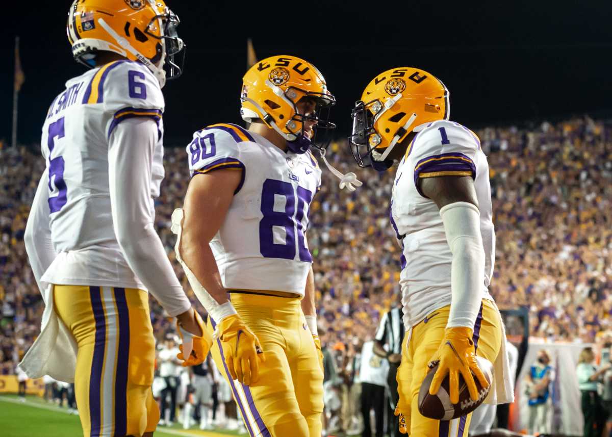 LSU Football - LSU's road game at Florida to kickoff at 2:30 p.m. CT on CBS  Sports. Details, Oct. 7 TV schedule: lsul.su/2yoIQBV Tickets: