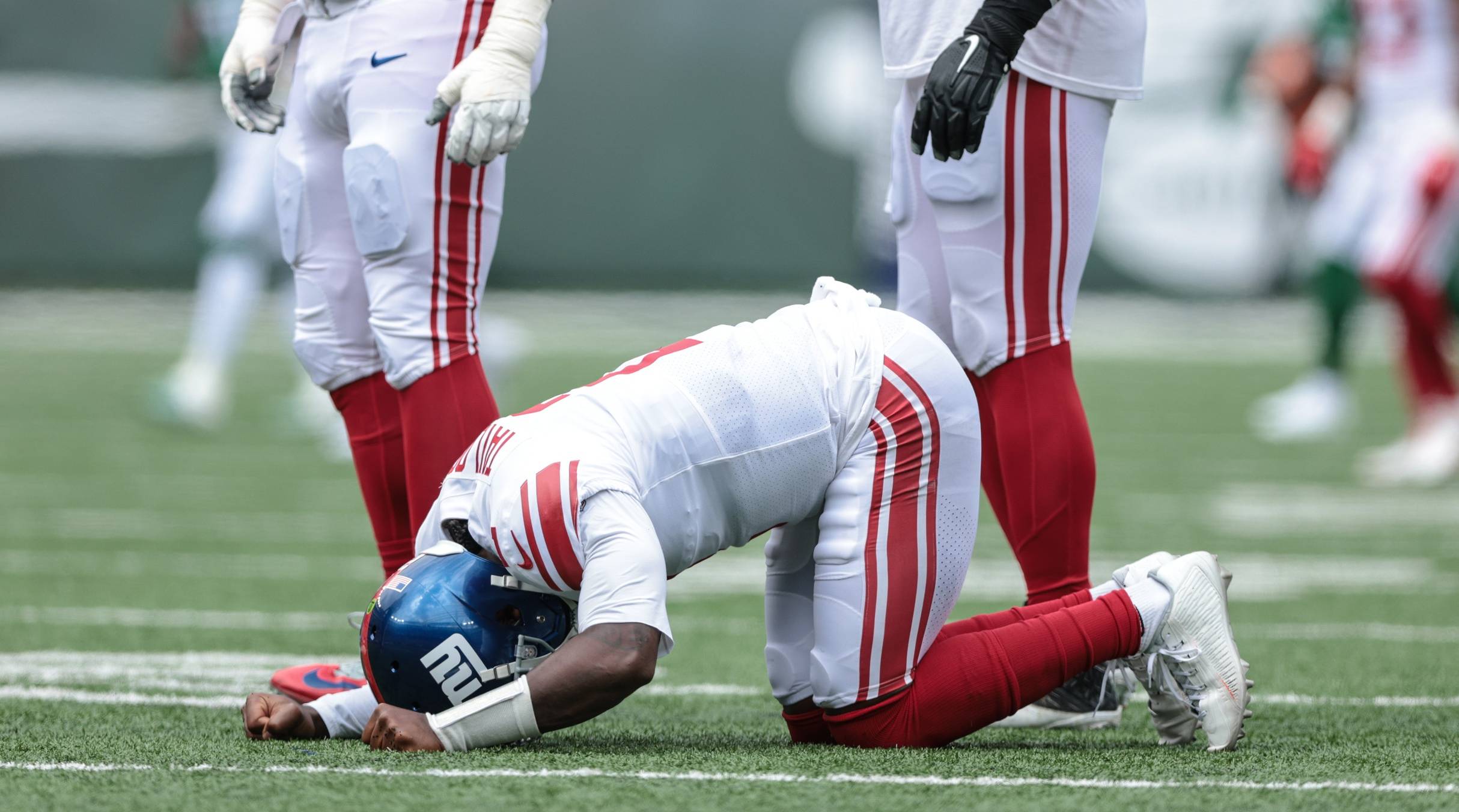 Giants QB Tyrod Taylor Carted Off, Ruled Out With Back Injury - Sports  Illustrated