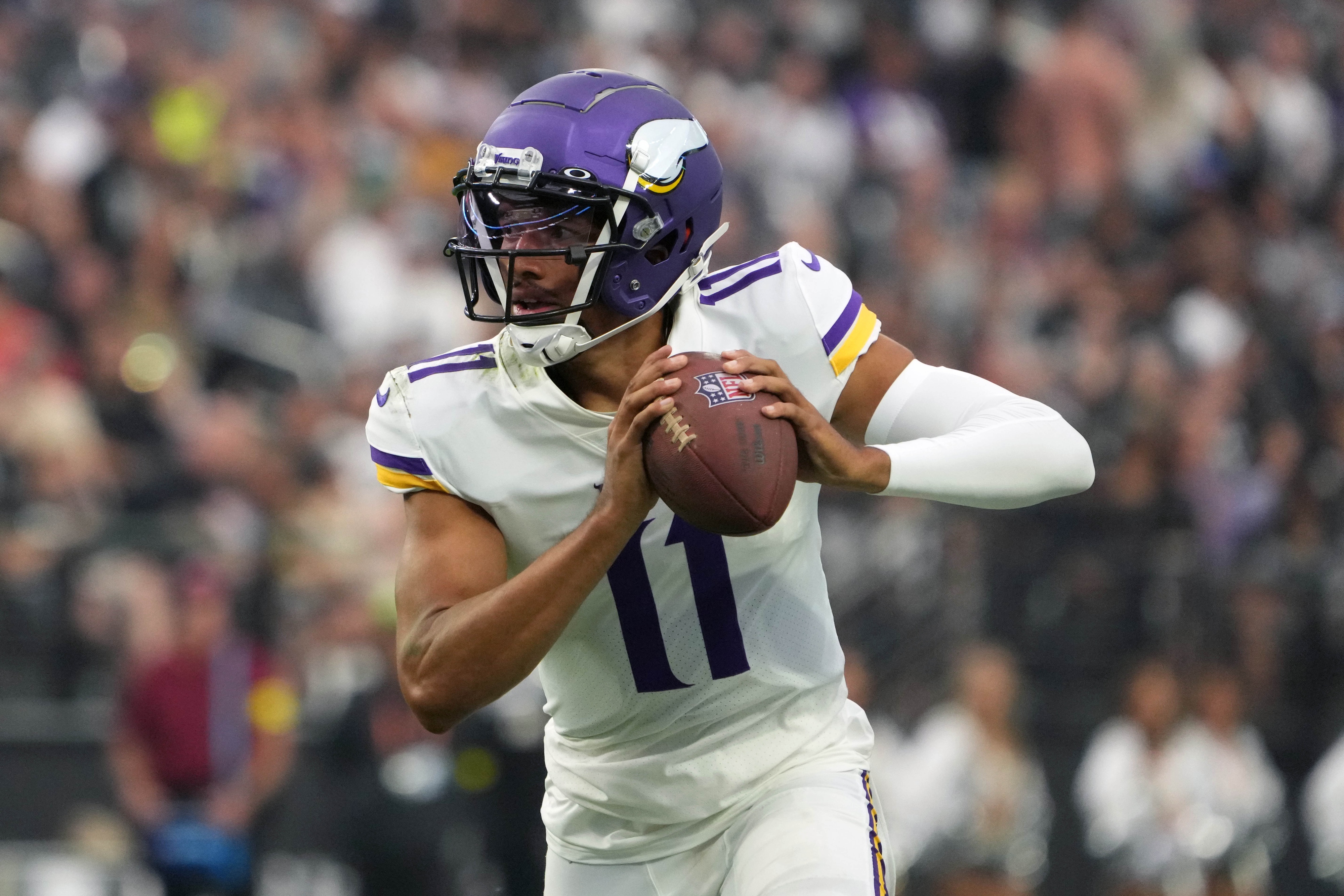 Vikings' Kellen Mond takes step back in battle with Sean Mannion