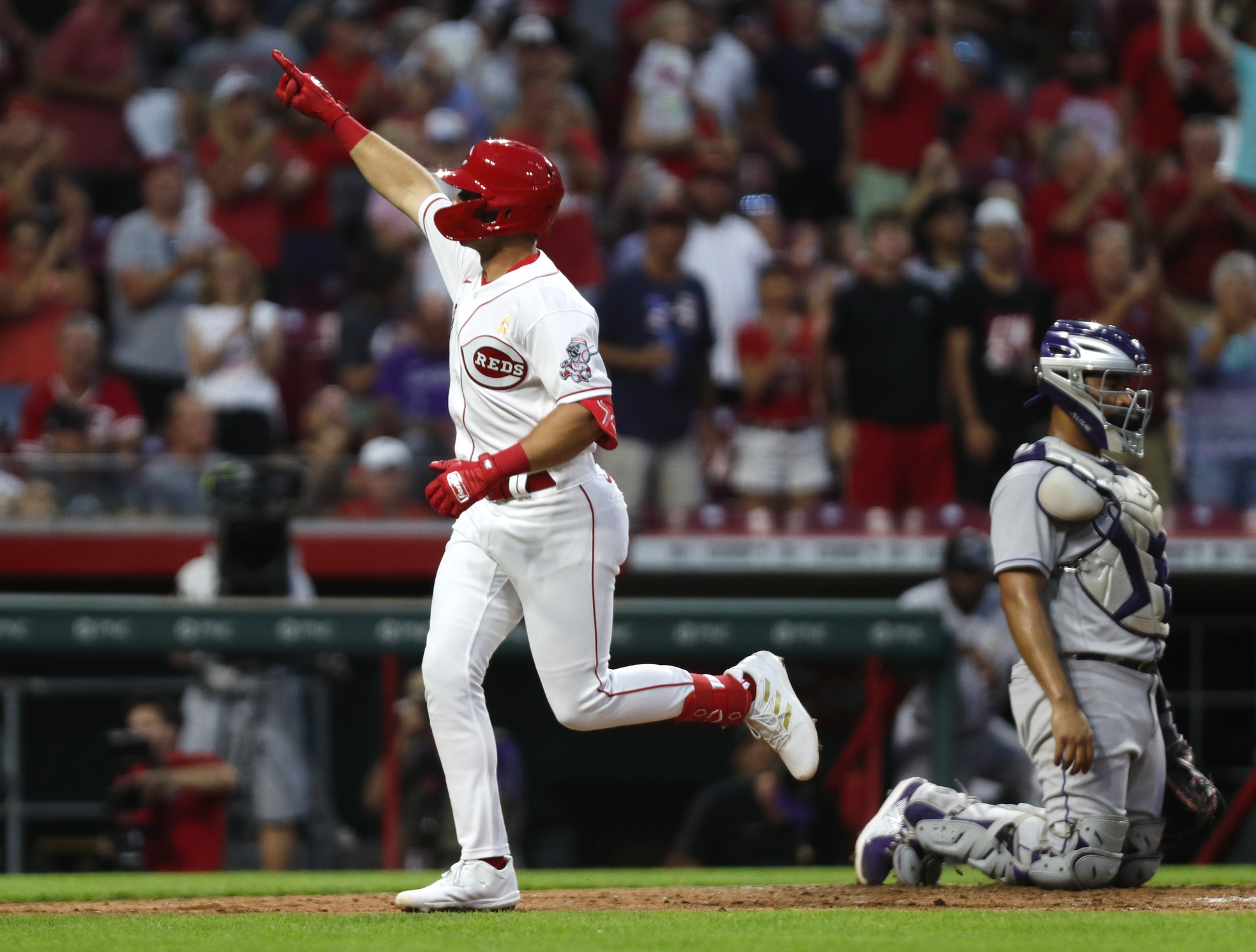 Spencer Steer's HR gives Reds wild 11th-inning win over Padres