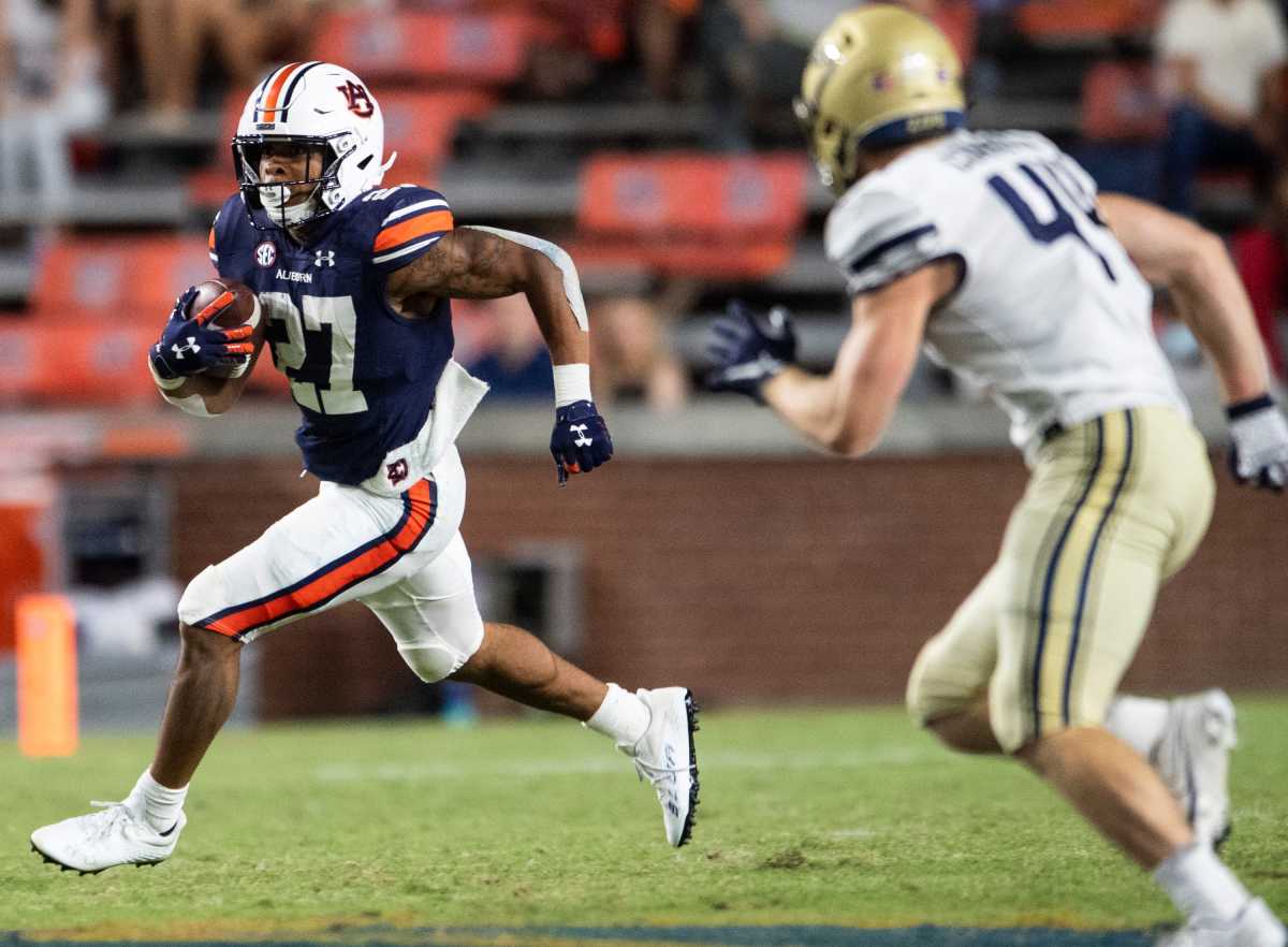 Auburn Tigers running back Jarquez Hunter (27) runs the ball at Jordan-Hare Stadium in Auburn, Ala., on Saturday, Sept. 4, 2021. Auburn Tigers defeats Akron Zips 60-10.