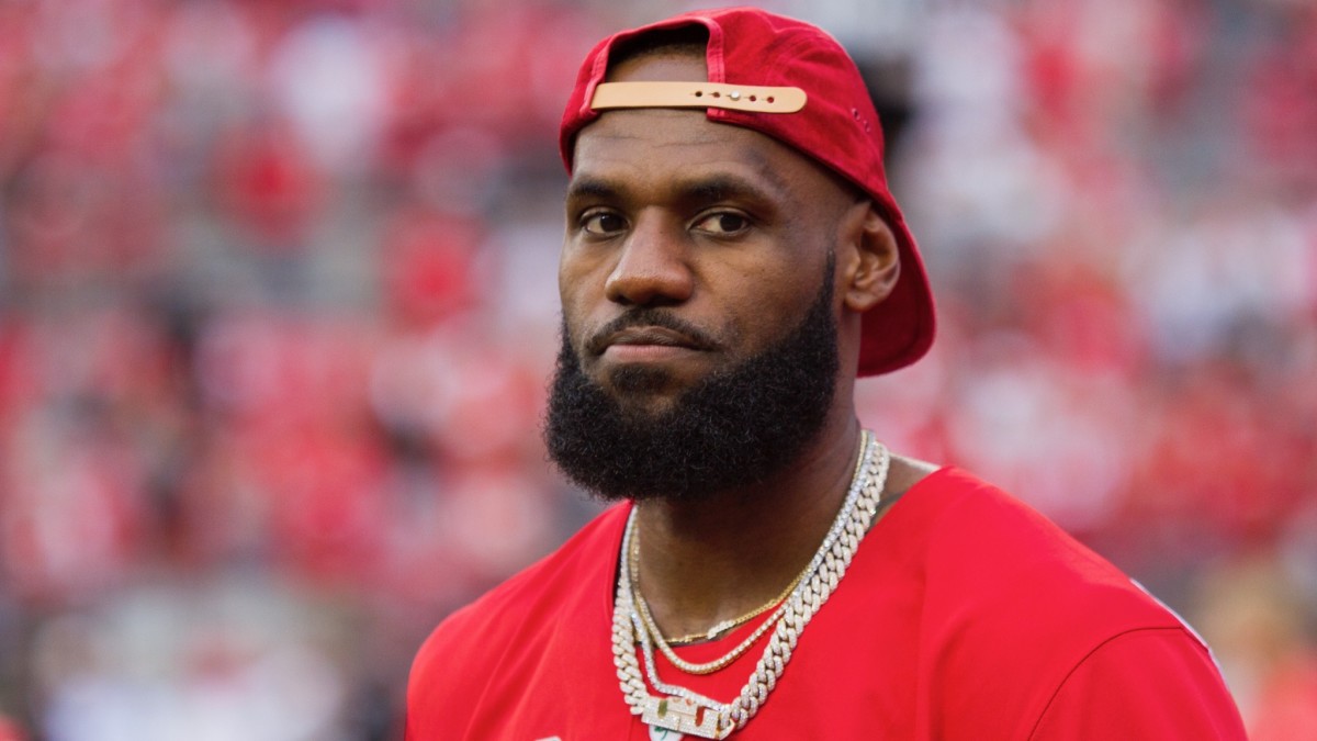 BarDown on X: LeBron pulled up to the Ohio State vs. Notre Dame