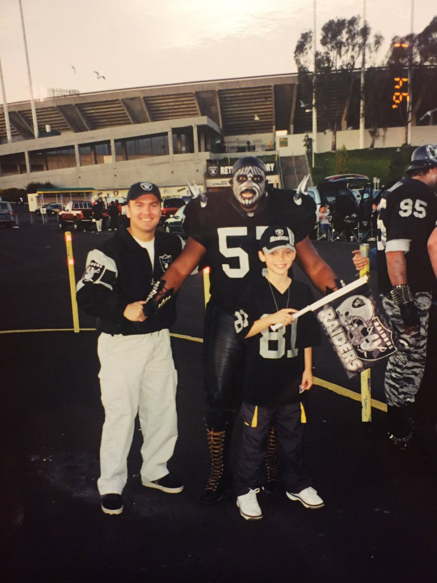 Oakland Raiders fans tailgate in rain at their team's likely last