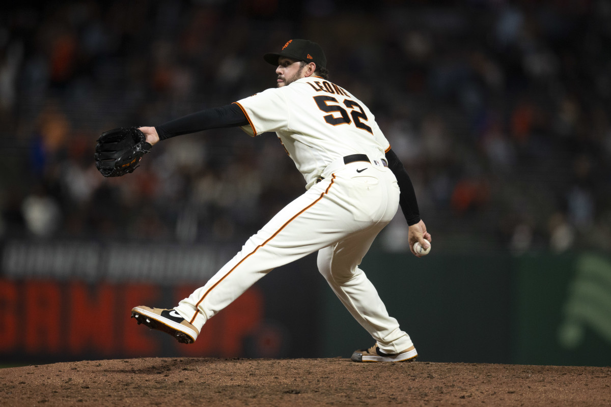 SF Giants pitched Dominic Leone throws a pitch against the Diamondbacks. (2022)