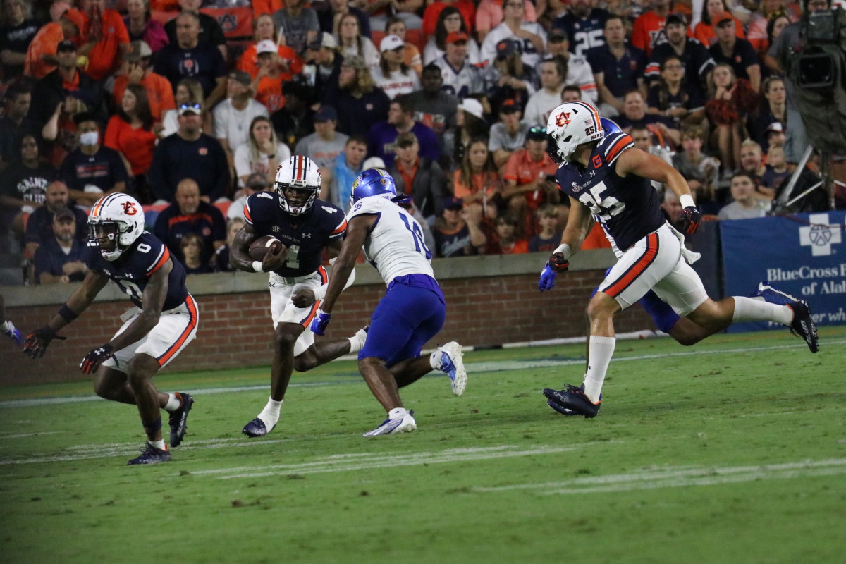 Tank Bigsby comes around the end for a run vs San Jose State