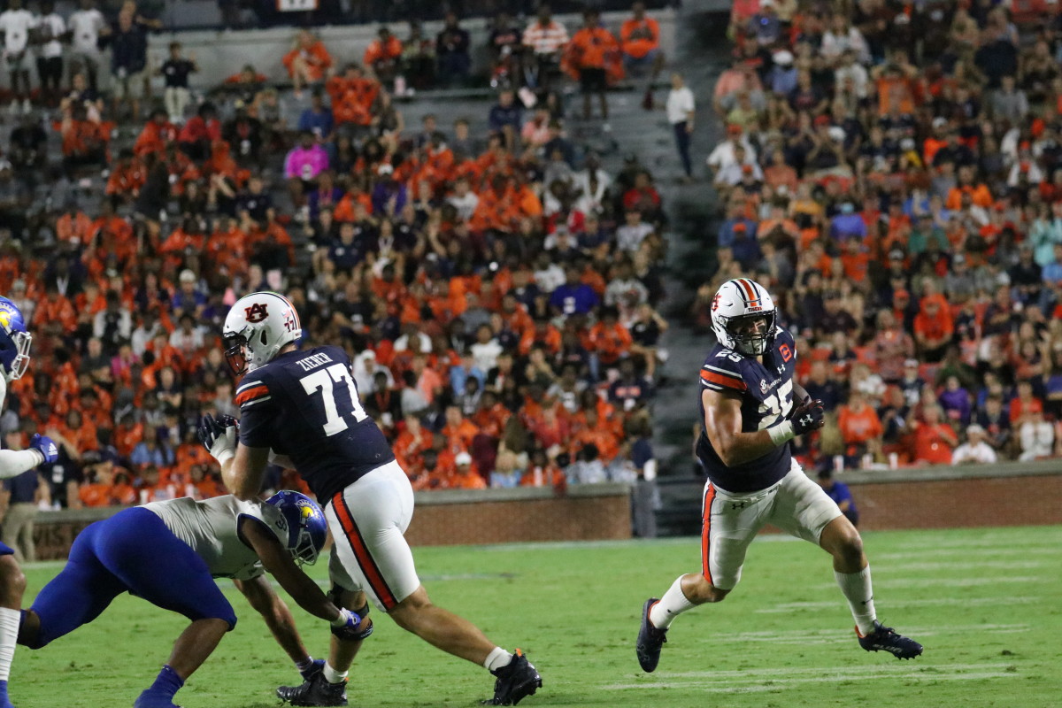 John Samuel Shenker gets loose on a 4th down pass from TJ Finley. Kilian Zierer on the block.