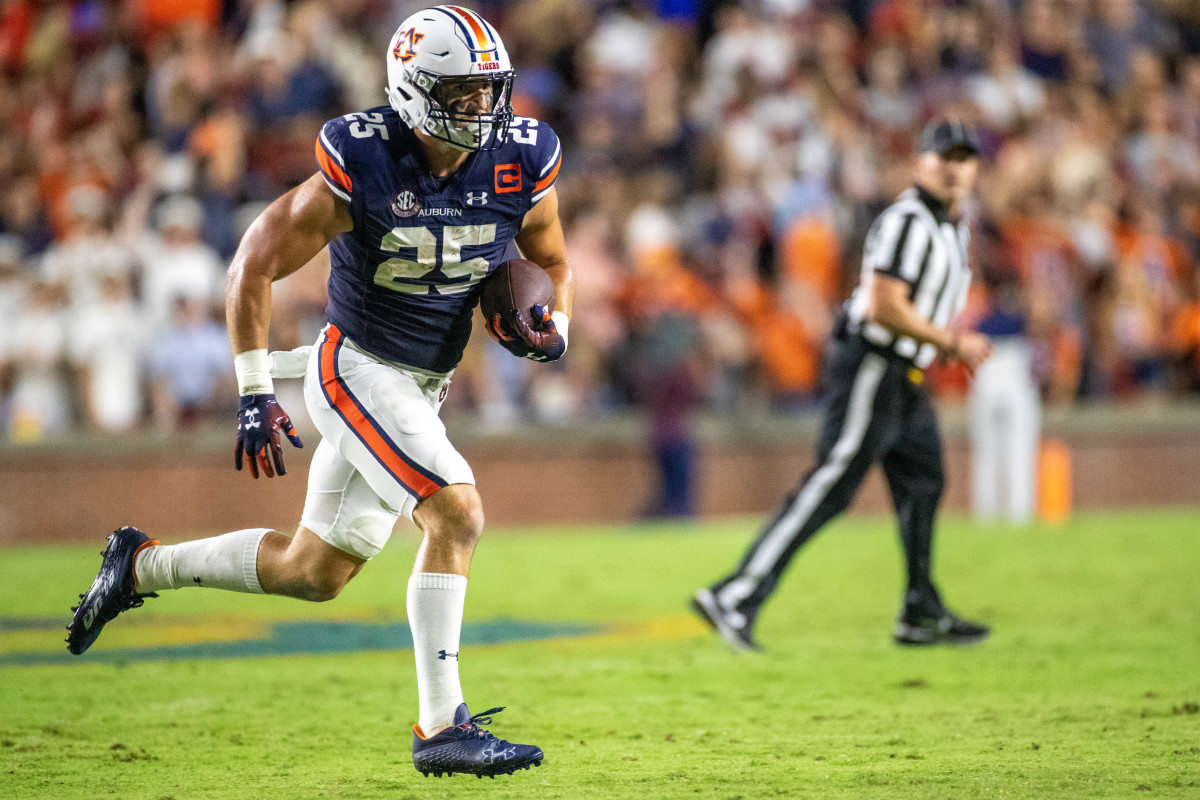 Auburn Tigers tight end John Samuel Shenker (25) catches the pass over the middle and carries for a first down during the San Jose State vs Auburn game on Saturday, Sept. 10, 2022.