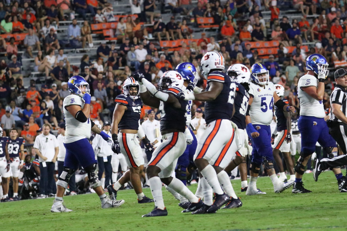 Derick Hall celebrates a sack vs San Jose State.