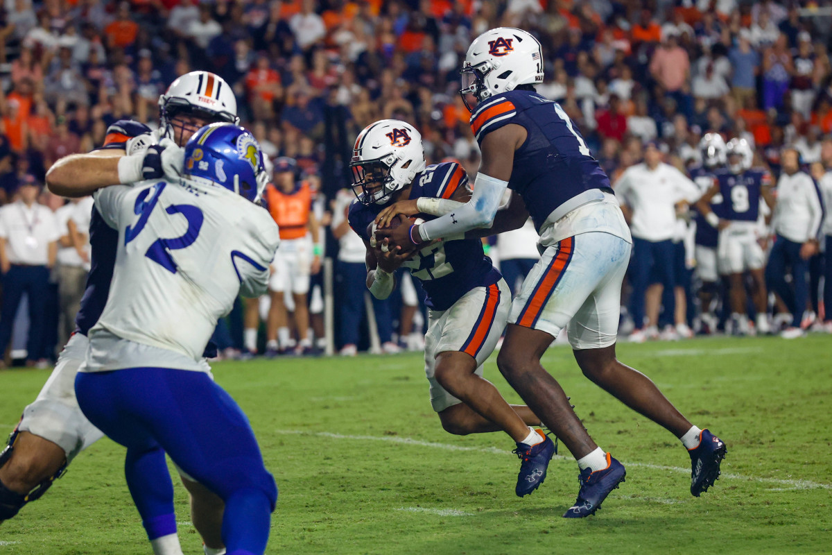 Auburn Tigers quarterback T.J. Finley (1) fakes the handoff to running back Jarquez Hunter (27) during the San Jose State vs Auburn game on Saturday, Sept. 10, 2022.