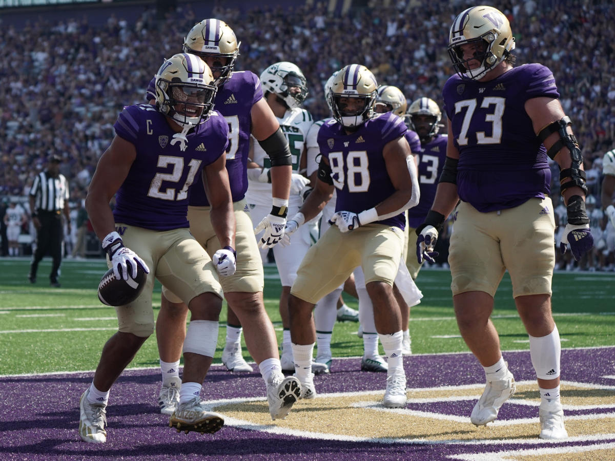 Wayne Taulapapa (21), Matteo Mele (78), Quentin Moore (88) and Roger Rosengarten (73) meet in the end zone.