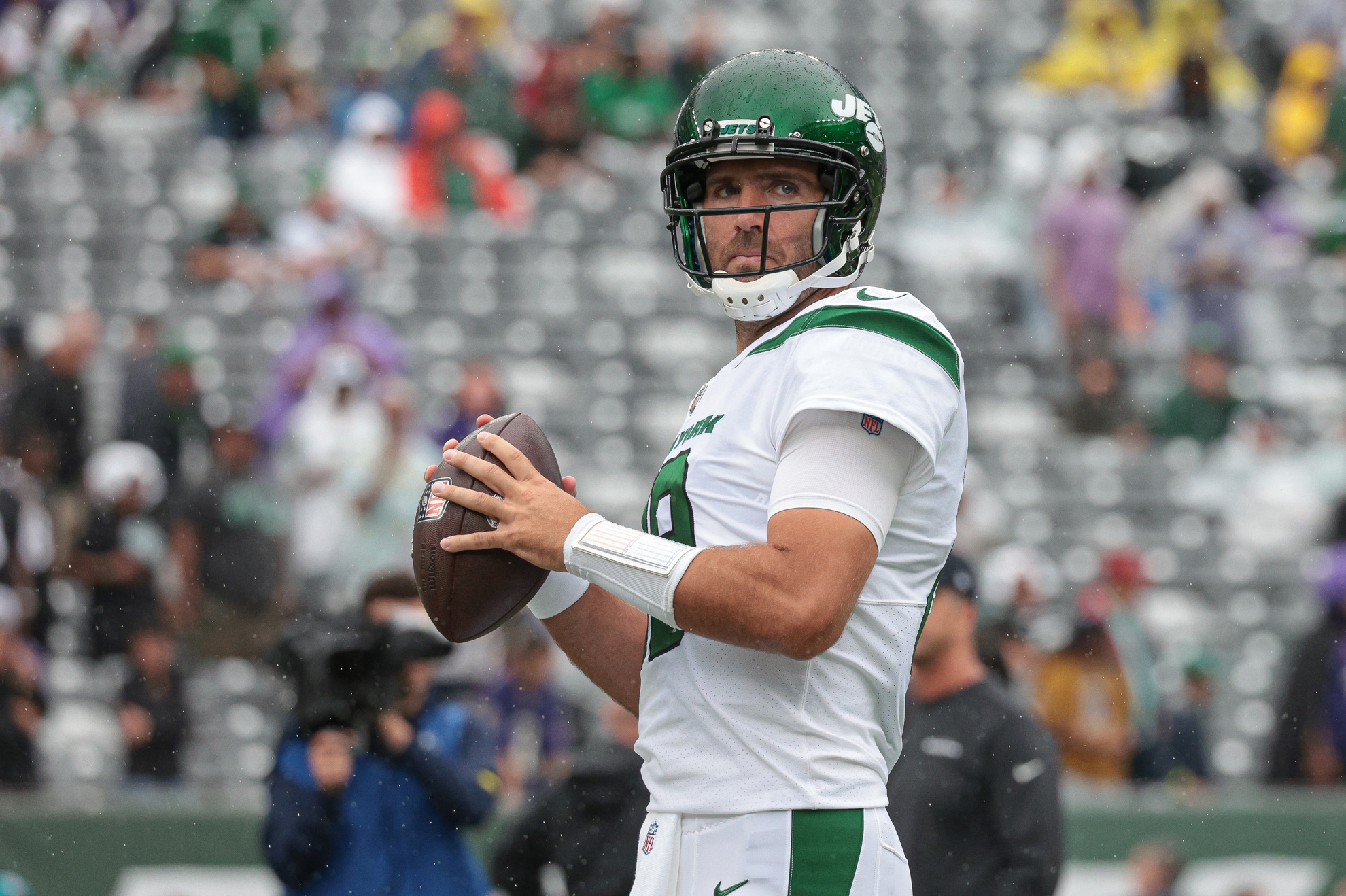 New York Jets quarterback Joe Flacco warms up before an NFL football game  against the Green Bay Packers Sunday, Oct. 16, 2022, in Green Bay, Wis. (AP  Photo/Matt Ludtke Stock Photo - Alamy