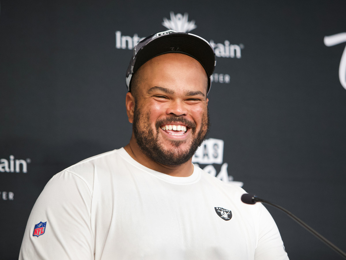 Las Vegas Raiders guard Jermaine Eluemunor (72) lines up against the  Indianapolis Colts during the first half of an NFL football game, Sunday,  Nov 13, 2022, in Las Vegas. (AP Photo/Rick Scuteri