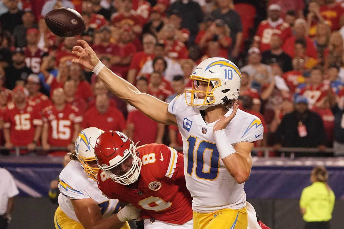 Kansas City Chiefs escape Los Angeles Chargers 27-24 in home opener