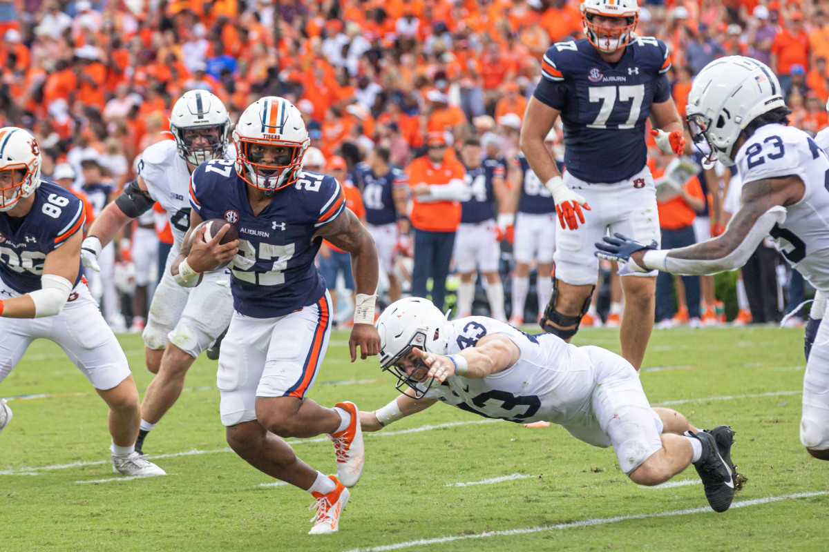 Jarquez Hunter carries the ball vs Penn State.