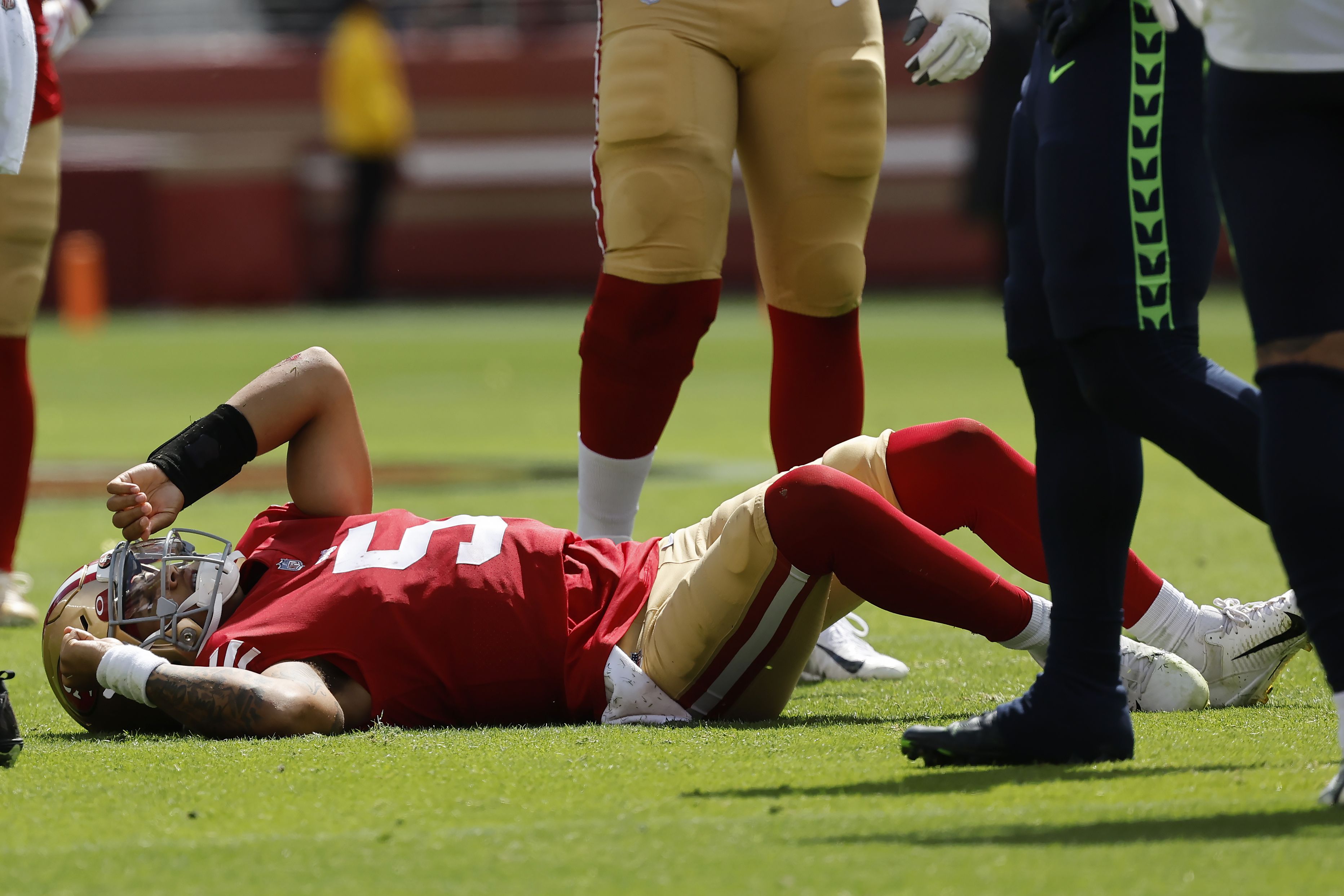 Santa Clara, United States. 18th Sep, 2022. SANTA CLARA, CALIFORNIA - SEPTEMBER  18: San Francisco 49ers starting quarterback Trey Lance (5) scrambles  against the Seattle Seahawks in the first quarter at Levi's